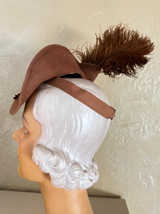 RARE 1930s\' TAN FELT TOY TILT HAT + GOLD STUDS & OSTRICH FEATHER main image 12